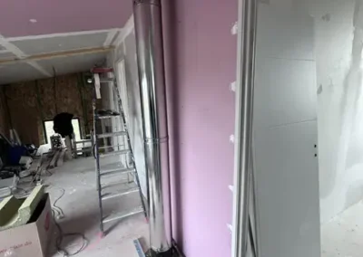 Conduit traversant un étage en construction - B Services