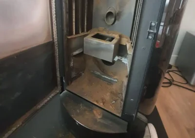 Entretien d'un poêle par un artisan