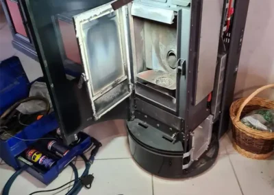 Entretien et intervention d'un artisan sur d'un poêle à granulés