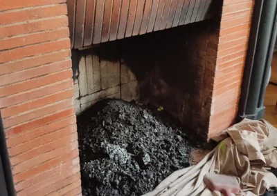 Ramonage d'un foyer d'une cheminée ouverte