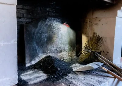 Ramonage d'un foyer d'une cheminée ouverte avec hérisson