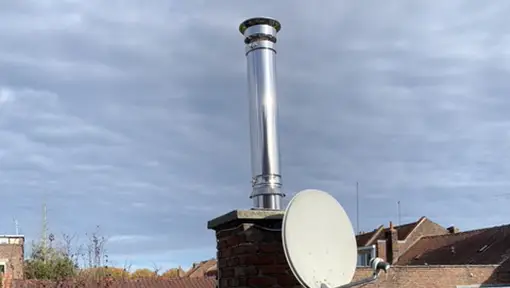 Pose d’un conduit isolé double paroi pour poêle à bois