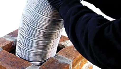 Tubage inox flexible installé dans un conduit de cheminée (rénovation)