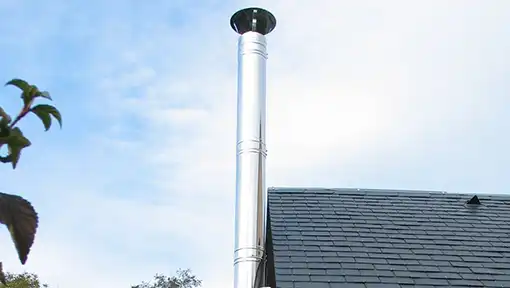 Tubage inox rigide posé dans un conduit droit pour évacuation des fumées